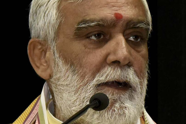 बक्सर के पूर्व सांसद अश्विनी चौबे का भाजपा बैठक में अपमान! मंच पर नहीं मिली कुर्सी, नाराज होकर बीच कार्यक्रम से लौटे पटना में BJP बैठक के मंच से नाराज़ होकर जाते हुए अश्विनी चौबे